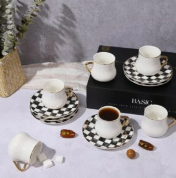 12 tazas de café turcas a cuadros en blanco y negro Foto 1 de 1