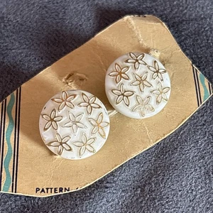 Vintage ⅝” White Floral Shank Buttons Set of 2 Carved Look Size 24 - Picture 1 of 2