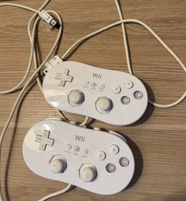2x Official Nintendo Wii Classic Controller RVL-005 White - Image 1 of 4