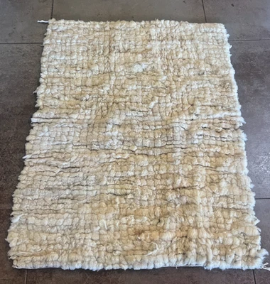 Alfombra a rayas de piel de cordero hecha a mano de colección con respaldo de yute, 50′′ x 40′′, marfil natural Foto 1 de 4