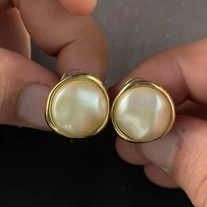 Faux Pearl with Gold Tone Rim Chunky Clip-on Monet Costume Earrings Set .75" Dia - Picture 1 of 4