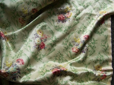 ANCIEN COUPON DE TISSU SOYEUX FLEUR MEDAILLONS FLORAL  125 cm x 215 cm - TIS 243 - Photo 1/4