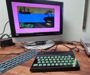 Sinclair ZX Spectrum 48K en boîte - tapis de frappe personnalisé, alimentation, extras - testé et fonctionnel - Photo 1/8