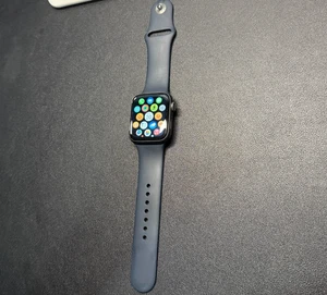 Apple Watch Series 4 - 44 mm - Aluminium gris sidéral avec boucle sport noire (GPS) - Photo 1 sur 5