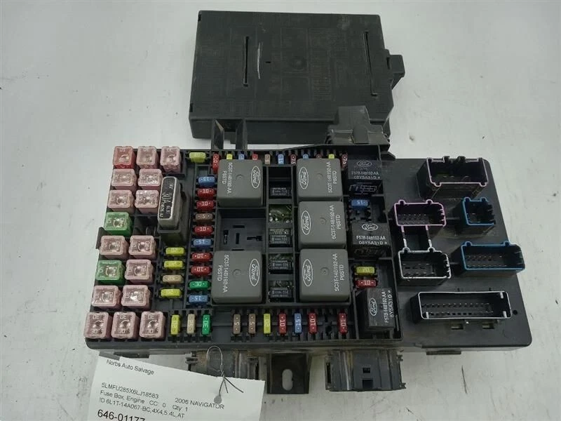 2005-2006 Ford Expedition Lincoln Engine Fuse Box - Image 1 of 1