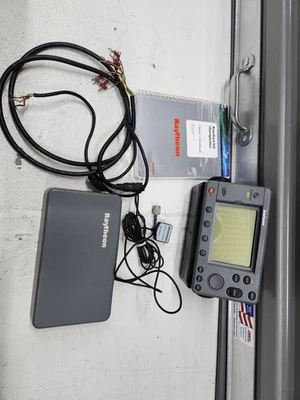 Raymarine Raytheon Raychart RC 320 Chart Plotter W Sun Cover GPS Receiver TESTED - Image 1 of 4