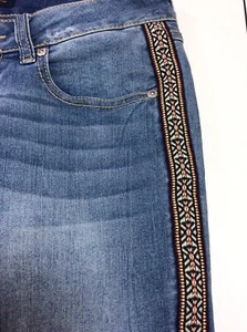 SEVEN7 Womens Sz 6 Capri Crop Jeans Waist 30” Embroidered Bohemian Hippie Denim - Picture 1 of 8