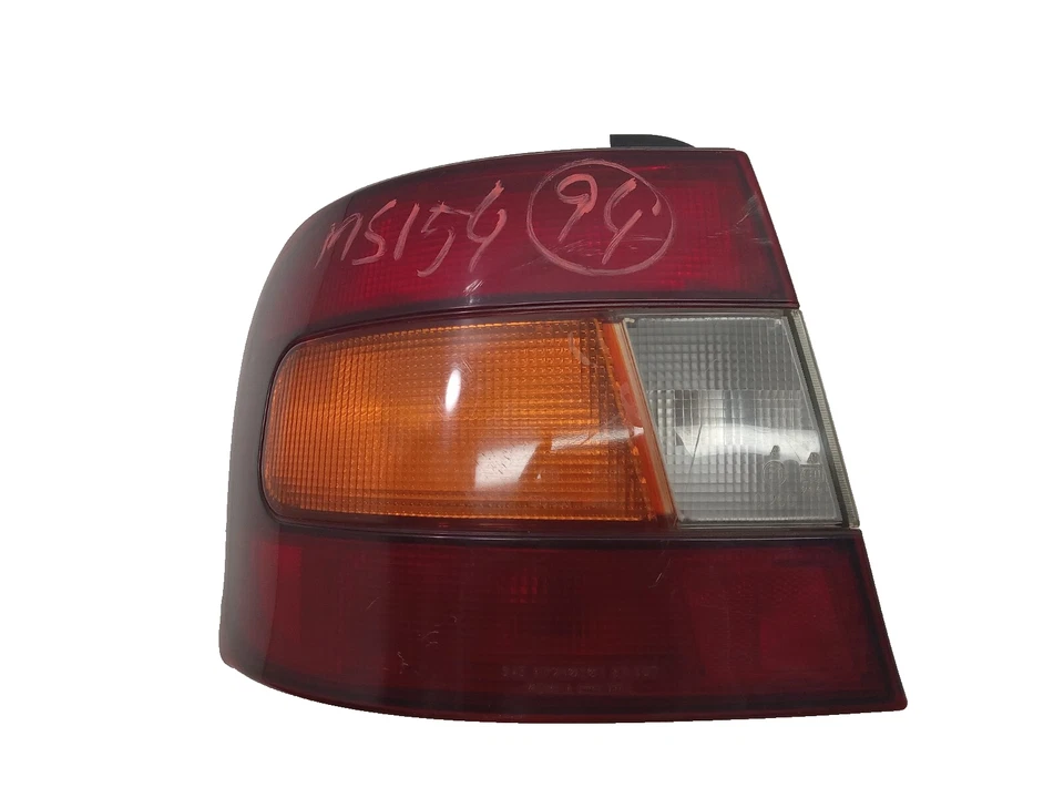 1992-1993 HYUNDAI ELANTRA LANTERNA TRASEIRA MONTADA NO PAINEL QTR LADO ESQUERDO FABRICANTE DE EQUIPAMENTO ORIGINAL, 166-58584 - Imagem 1 de 4