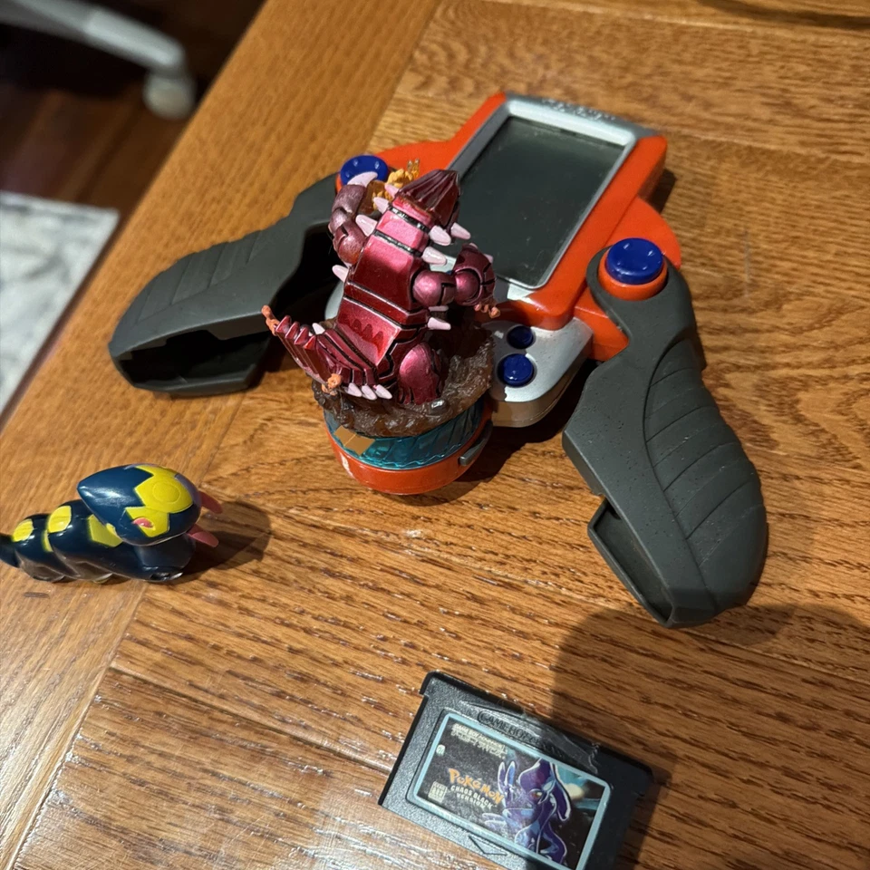 VTG Hasbro Pokemon Red  Electronic Battle Trainer Handheld 2005  + Figures/game - Image 1 of 4