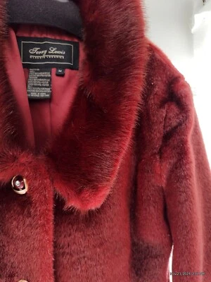 Abrigo Terry Lewis Clásico Imitación Piel Roja Talla Mediana Nuevo con Etiquetas Chaqueta 3 Temporadas 200.+ Valor Foto 1 de 4
