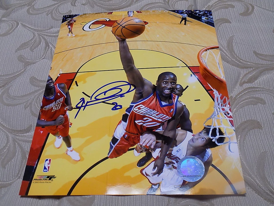 RAYMOND FELTON AUTOGRAPHED BOBCATS 8X10 PHOTO W/COA - Image 1 of 1