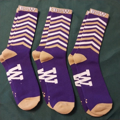 NOS 3 Pairs UW Huskies Alumni Crew Socks and 3 "Dubs Up"/"Bow Down" Pull Signs Cover
