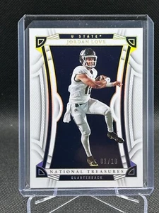 Jordan Love 2023 Panini National Treasures Collegiate GOLD 01/10 Card #28 - Bild 1 von 2