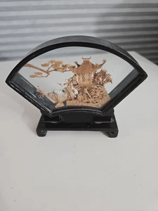 Diorama cinese vintage in sughero in teca di vetro paesaggio pagoda intagliato a mano c1970 - Foto 1 di 4