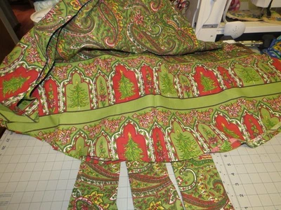 April Cornell Round Tablecloth 3 Napkin Christmas Trees Holly Cotton 70" Holiday - Image 1 of 4