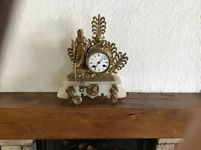 Ancienne pendule en régule dorée socle en marbre en état de marche - Photo 1/2