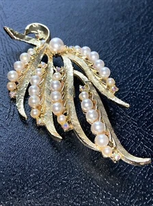 Vintage Rhinestone Faux Pearl Brooch Leaf  TRIFARI 3” - Picture 1 of 15