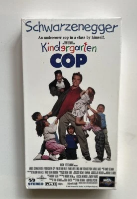 Kindergarten Cop (1990) VHS Factory Sealed MCA Watermarks Arnold Schwarzenegger Foto 1 de 3