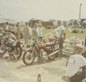 Foto istantanea vintage anni 70 moto corsa strada - Kawasaki - ragazzi e ragazze - Foto 1 di 3