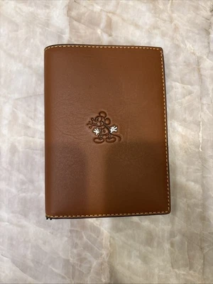 SOPORTE PASAPORTE COACH X DISNEY MICKEY MOUSE CUERO MARRÓN-F59411 NUEVO EN CAJA  Foto 1 de 4