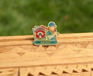 Junior League Softball District 1" Gold Tone Metal & Enamel Lapel Pin Pinback - Imagen 1 de 5