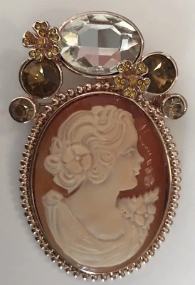 Colgante medallón camafeo concha Amedeo con joyas de imitación tono oro rosa Foto 1 de 4