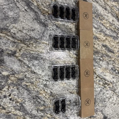 Lote de 14 MAQUINILLAS DE AFEITAR DOLLAR SHAVE CLUB DE REPUESTO 4 HOJAS, solo hojas SIN MANGO. Foto 1 de 3