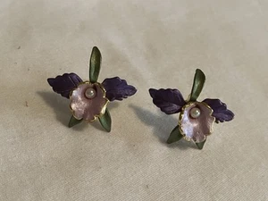 Pendientes Vintage Firmados CS Púrpura ORQUÍDEA FLORAL Flor Tono Dorado - Imagen 1 de 6
