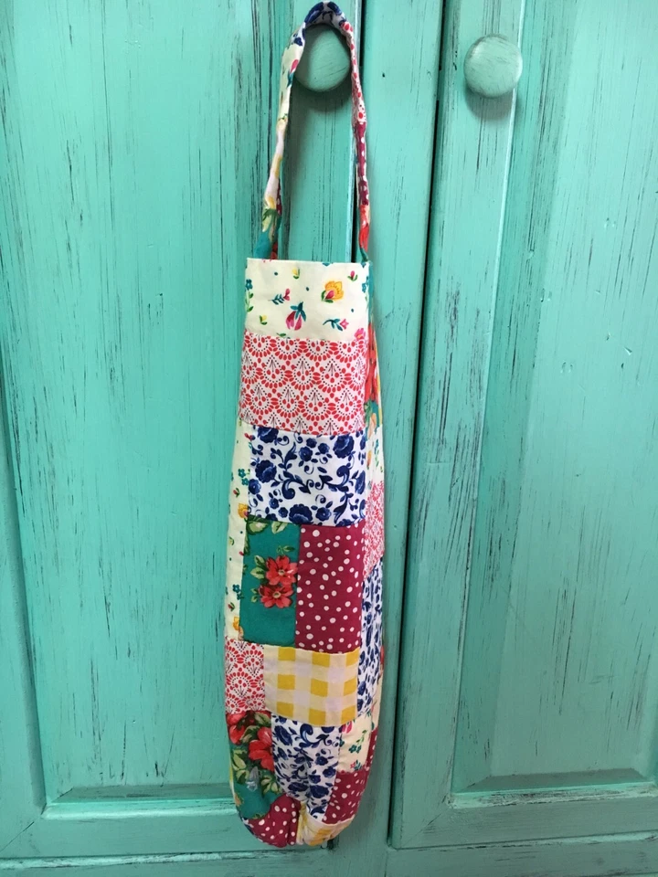 Soporte para bolsa de plástico de retazos de telas de mujer pionera hecho a mano Foto 1 de 4