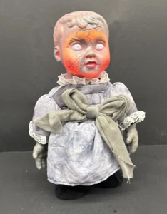 Espeluznante Gótico Horror MUÑECA BEBÉ EMBRUJADA Espeluznante Halloween Casa Embrujada Camina Hablar - Imagen 1 de 11