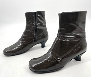 LA CANADIENNE womens 10M Crinkle Olive PATENT LEATHER Spool kitten Heel boot zip - Picture 1 of 10