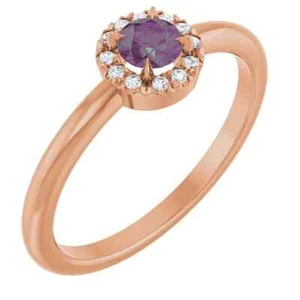 Anillo de halo de diamantes de alejandrita cultivado en laboratorio de 4 mm y 0,05 CTW en oro rosa de 14 K - Imagen 1 de 5