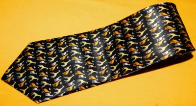 ARTEFACTOS DE MUSEO HECHOS EN EE. UU. CORBATA MOTIVO JIRAFA NEGRA/AMARILLA/NARANJA - NUEVA SIN ETIQUETAS. Foto 1 de 3