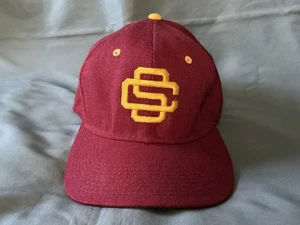 De colección Años 80 USC Trojans Gorra de Béisbol Ajustada Cardinal Oro 7 5/8 GD Deportes Especialidades - Imagen 1 de 6