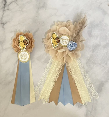 Clásico ramillete de baby shower Winnie The Pooh, prendedores de baby shower para mamá y papá Foto 1 de 3