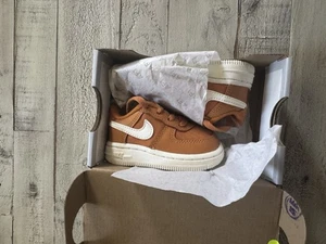 *NUEVO* NIÑOS PEQUEÑOS 3C Nike Air Force 1 LV8 2 (TD) Marrón/Blanco (DX1886 800) - Imagen 1 de 7