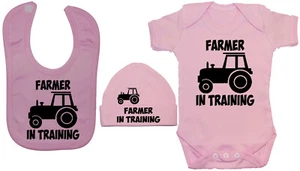 Farmer in Training Babygrow Weste Body & Lätzchen & Beanie Mütze 0-12mths Geschenk - Bild 1 von 6