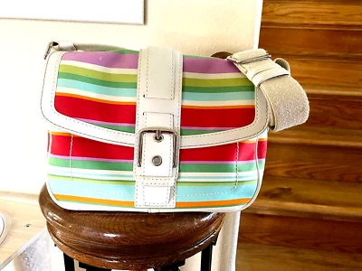 Bolsa tiracolo feminina Coach Hampton ombro F1070 listrada multicolorida - Imagem 1 de 4