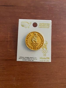 ATLANTA OLYMPICS 1996 EE. UU. tono dorado solapa botón PIN de 1"" ¡con tarjeta de encabezado en muy buen estado! - Imagen 1 de 1