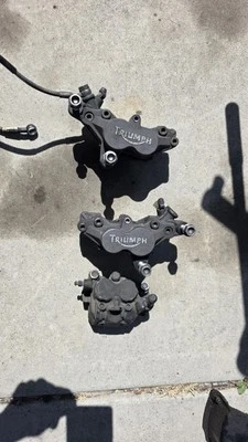 Pinzas de freno delanteras y traseras Triumph Speed Triple 955i 600 1997-2005 OEM Foto 1 de 4