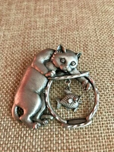 VINTAGE "JJ" JONETTE PEWTER CAT IN FISHBOWL PIN/BROOCH 2" X 2" - Picture 1 of 3