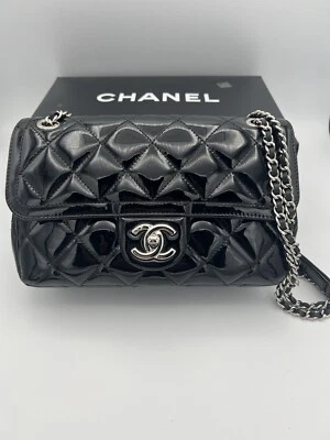 AUTÉNTICO BOLSO CHANEL MINI CLÁSICO CON SOLAPA CHAROL NEGRO CON HERRAJES PLATEADOS - USADO Foto 1 de 4