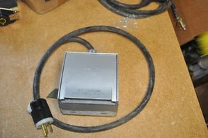 CAJA DE SALIDA CAMPANA EXTERIOR CON HUBBELL RECEPTÁCULOS DE 20 AMPERIOS CABLE DE ALIMENTACIÓN DE 4 PIES - Imagen 1 de 3