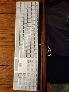 Apple Keyboard - Picture 1 of 5