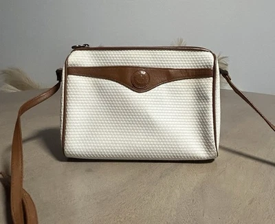 Bolso Bandolera Liz Claiborne De Colección Blanco Lona Texturizada Borde de Cuero Marrón Foto 1 de 4