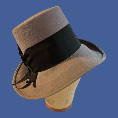 Sombrero Philip Treacy Saks Fifth Avenue de fieltro de lana con grosgrain. Vintage años 90 Foto 1 de 4