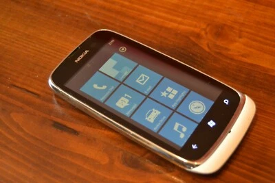 NOKIA 610 LUMIA  FUNZIONANTE CON CARICABATTERIA - Immagine 1 di 4