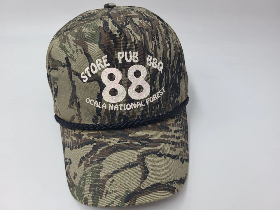 老式 88 商店酒吧烧烤奥卡拉国家森林迷彩绳平沿帽棕色 — 第 1/4 张图片