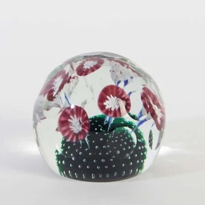 Briefbeschwerer rot-weiße Blumen auf Nadelkissen um 1960-80 Qualität Olivschliff - Imagen 1 de 5