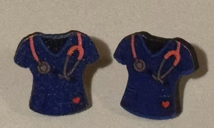 Aretes de madera estilo enfermera - Camisa de enfermera Foto 1 de 1